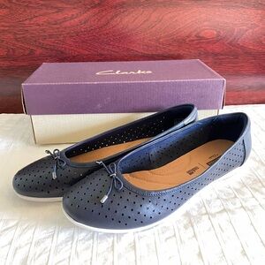 Clarks Navy Leather Gracelin Lea Marine Woman’s Bow Flats Size 8.5 soft cushion